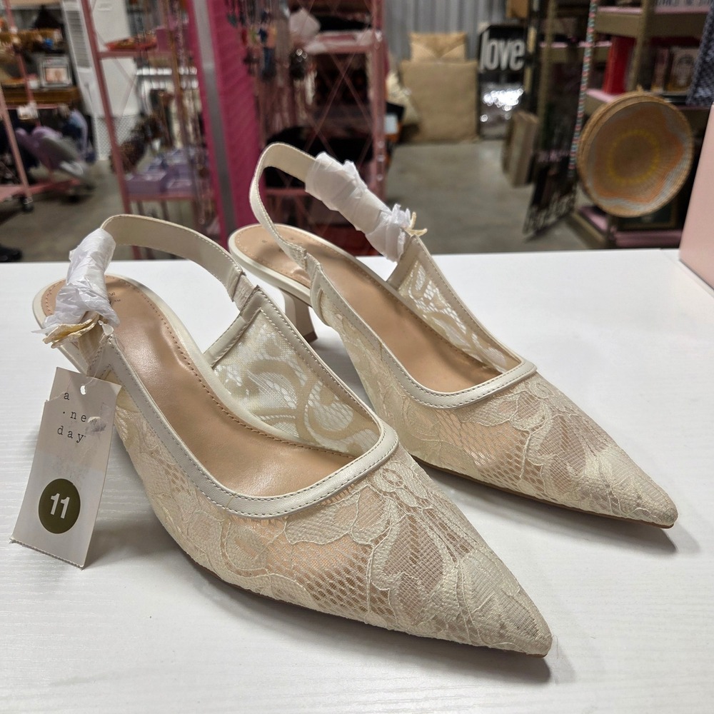 A New Day Milan Cream Floral Lace Slingback Kitten Heel Pumps Womens 11 NEW